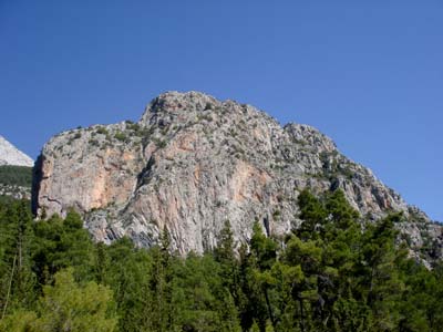 Steile Felswände begleiten den Weg